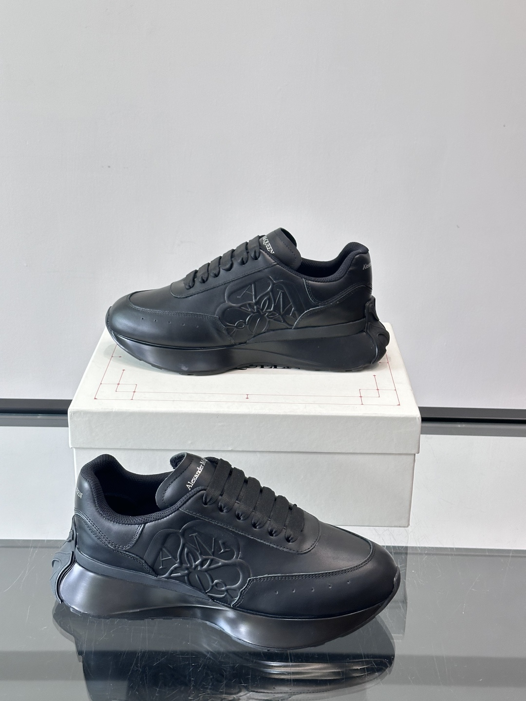 𝐀𝐥𝐞𝐱𝐚𝐧𝐝𝐞𝐫 𝐌𝐜𝐐𝐔𝐄𝐄𝐍亚历山麦昆情侣款‼️ 休闲鞋👟。终极版本 随意PK柜货 麦昆这鞋款一出