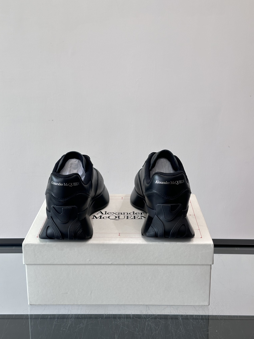 𝐀𝐥𝐞𝐱𝐚𝐧𝐝𝐞𝐫 𝐌𝐜𝐐𝐔𝐄𝐄𝐍亚历山麦昆情侣款‼️ 休闲鞋👟。终极版本 随意PK柜货 麦昆这鞋款一出