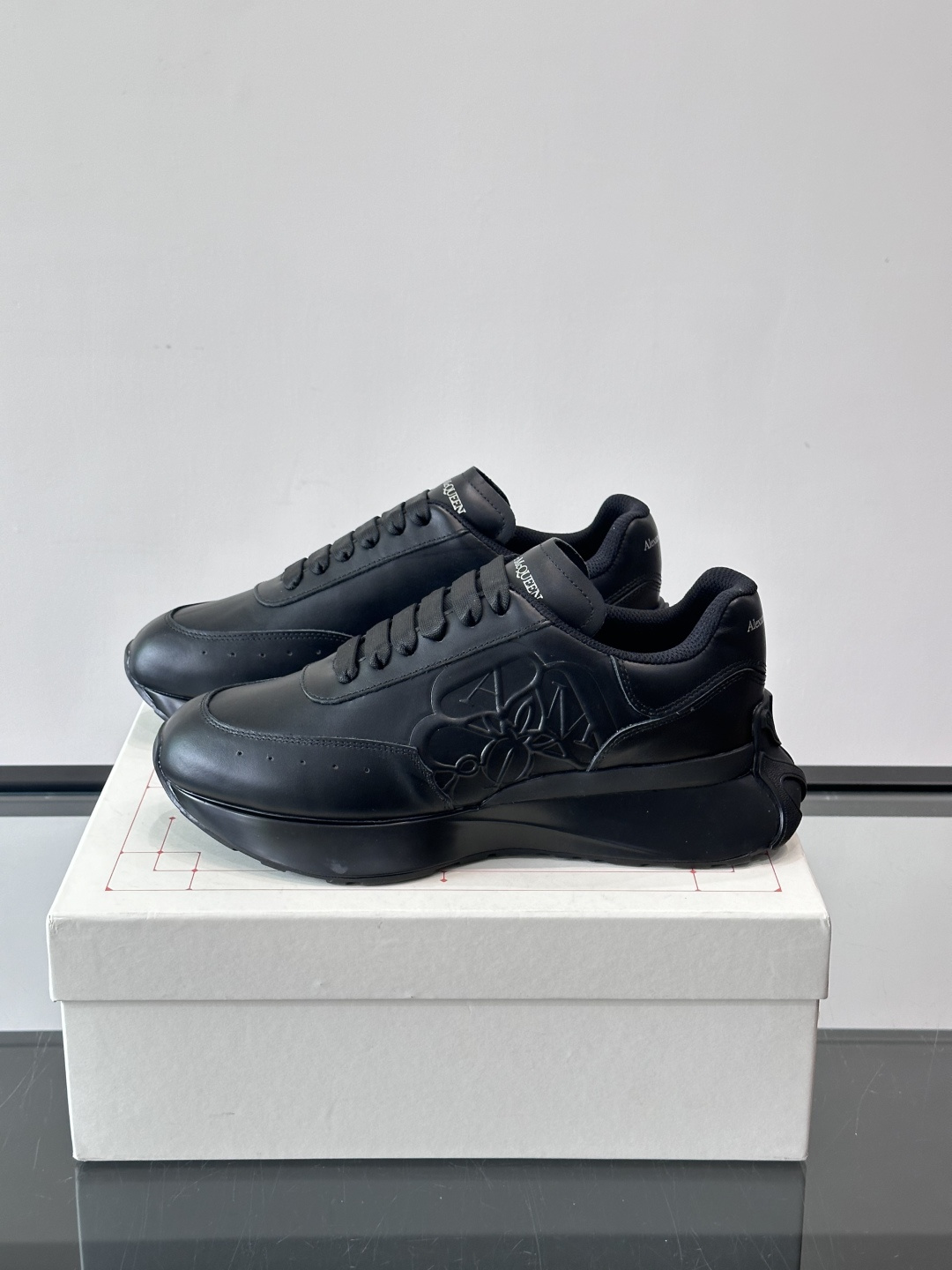 𝐀𝐥𝐞𝐱𝐚𝐧𝐝𝐞𝐫 𝐌𝐜𝐐𝐔𝐄𝐄𝐍亚历山麦昆情侣款‼️ 休闲鞋👟。终极版本 随意PK柜货 麦昆这鞋款一出