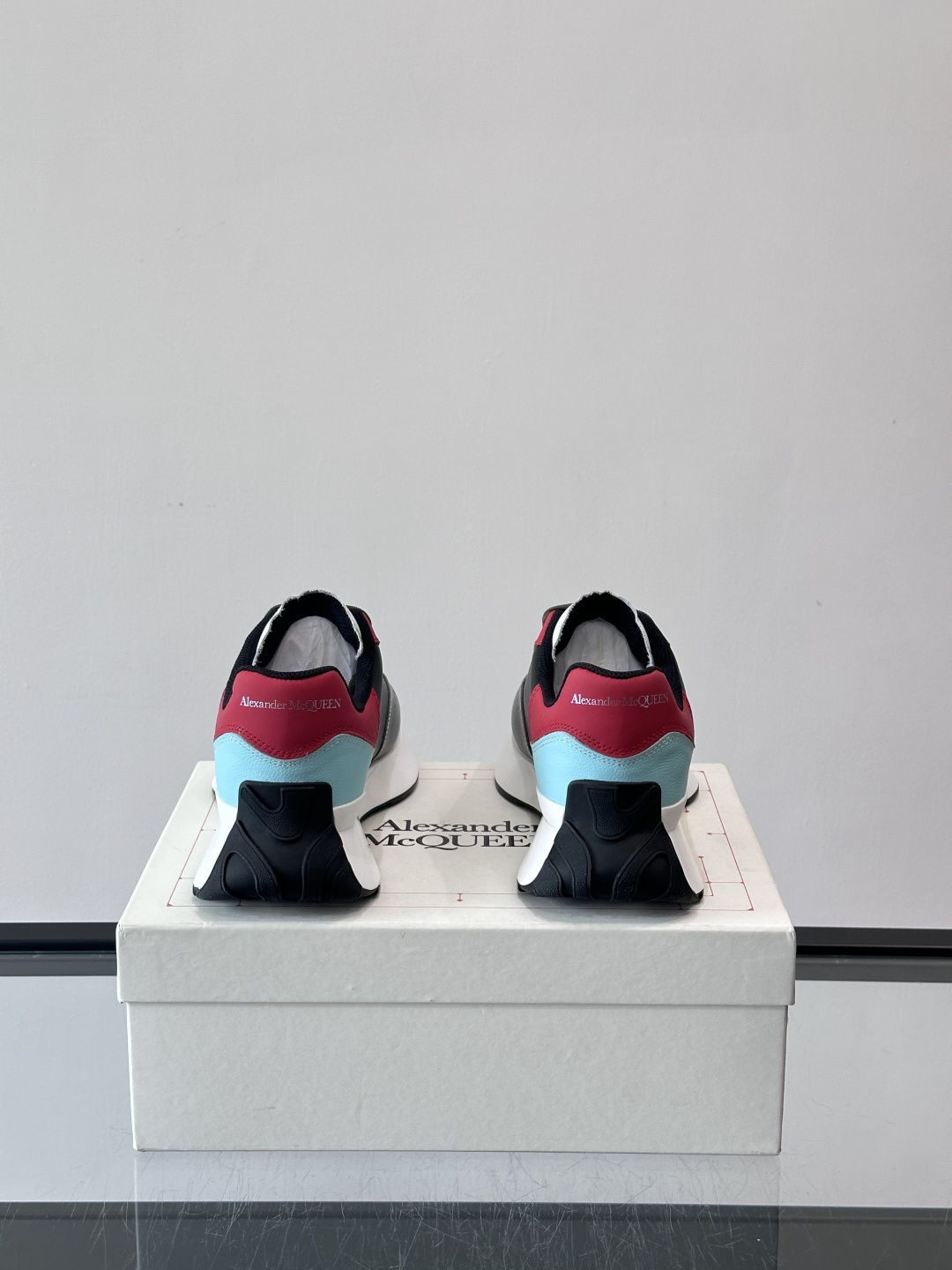 𝐀𝐥𝐞𝐱𝐚𝐧𝐝𝐞𝐫 𝐌𝐜𝐐𝐔𝐄𝐄𝐍亚历山麦昆情侣款‼️ 休闲鞋👟。终极版本 随意PK柜货 麦昆这鞋款一出