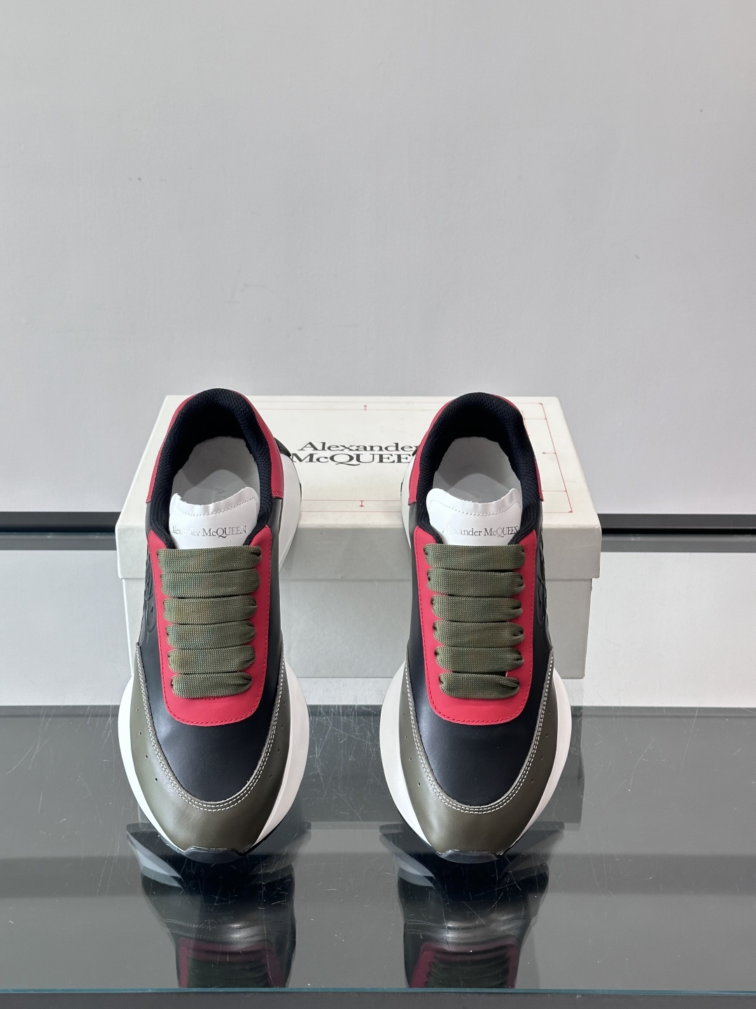 𝐀𝐥𝐞𝐱𝐚𝐧𝐝𝐞𝐫 𝐌𝐜𝐐𝐔𝐄𝐄𝐍亚历山麦昆情侣款‼️ 休闲鞋👟。终极版本 随意PK柜货 麦昆这鞋款一出