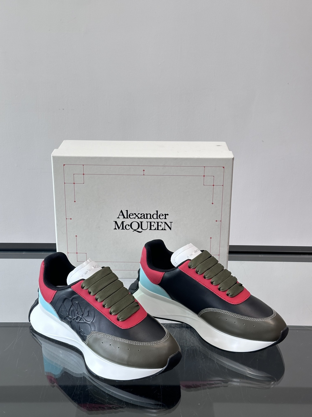 𝐀𝐥𝐞𝐱𝐚𝐧𝐝𝐞𝐫 𝐌𝐜𝐐𝐔𝐄𝐄𝐍亚历山麦昆情侣款‼️ 休闲鞋👟。终极版本 随意PK柜货 麦昆这鞋款一出