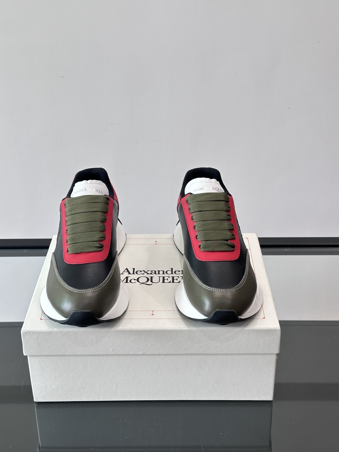 𝐀𝐥𝐞𝐱𝐚𝐧𝐝𝐞𝐫 𝐌𝐜𝐐𝐔𝐄𝐄𝐍亚历山麦昆情侣款‼️ 休闲鞋👟。终极版本 随意PK柜货 麦昆这鞋款一出
