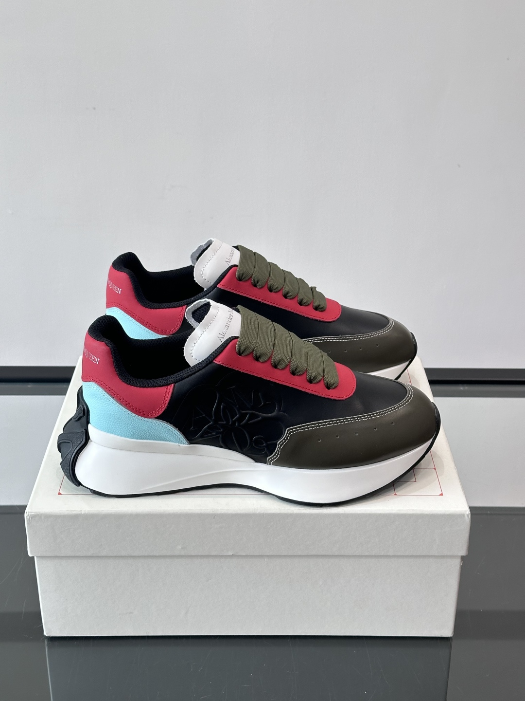 𝐀𝐥𝐞𝐱𝐚𝐧𝐝𝐞𝐫 𝐌𝐜𝐐𝐔𝐄𝐄𝐍亚历山麦昆情侣款‼️ 休闲鞋👟。终极版本 随意PK柜货 麦昆这鞋款一出