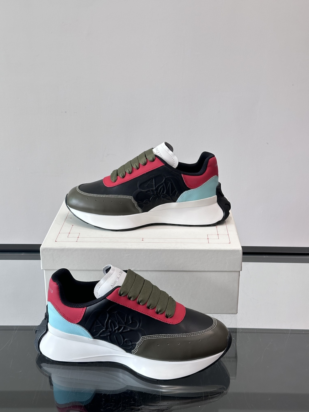 𝐀𝐥𝐞𝐱𝐚𝐧𝐝𝐞𝐫 𝐌𝐜𝐐𝐔𝐄𝐄𝐍亚历山麦昆情侣款‼️ 休闲鞋👟。终极版本 随意PK柜货 麦昆这鞋款一出