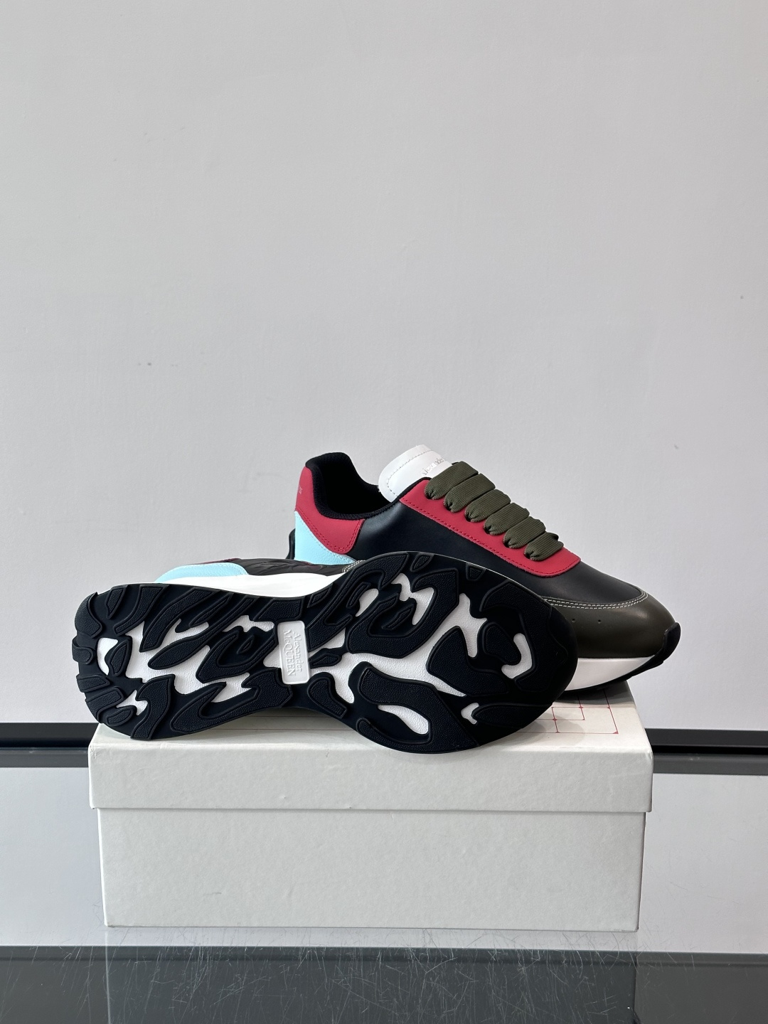 𝐀𝐥𝐞𝐱𝐚𝐧𝐝𝐞𝐫 𝐌𝐜𝐐𝐔𝐄𝐄𝐍亚历山麦昆情侣款‼️ 休闲鞋👟。终极版本 随意PK柜货 麦昆这鞋款一出