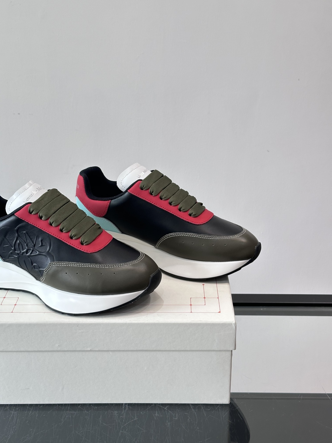 𝐀𝐥𝐞𝐱𝐚𝐧𝐝𝐞𝐫 𝐌𝐜𝐐𝐔𝐄𝐄𝐍亚历山麦昆情侣款‼️ 休闲鞋👟。终极版本 随意PK柜货 麦昆这鞋款一出