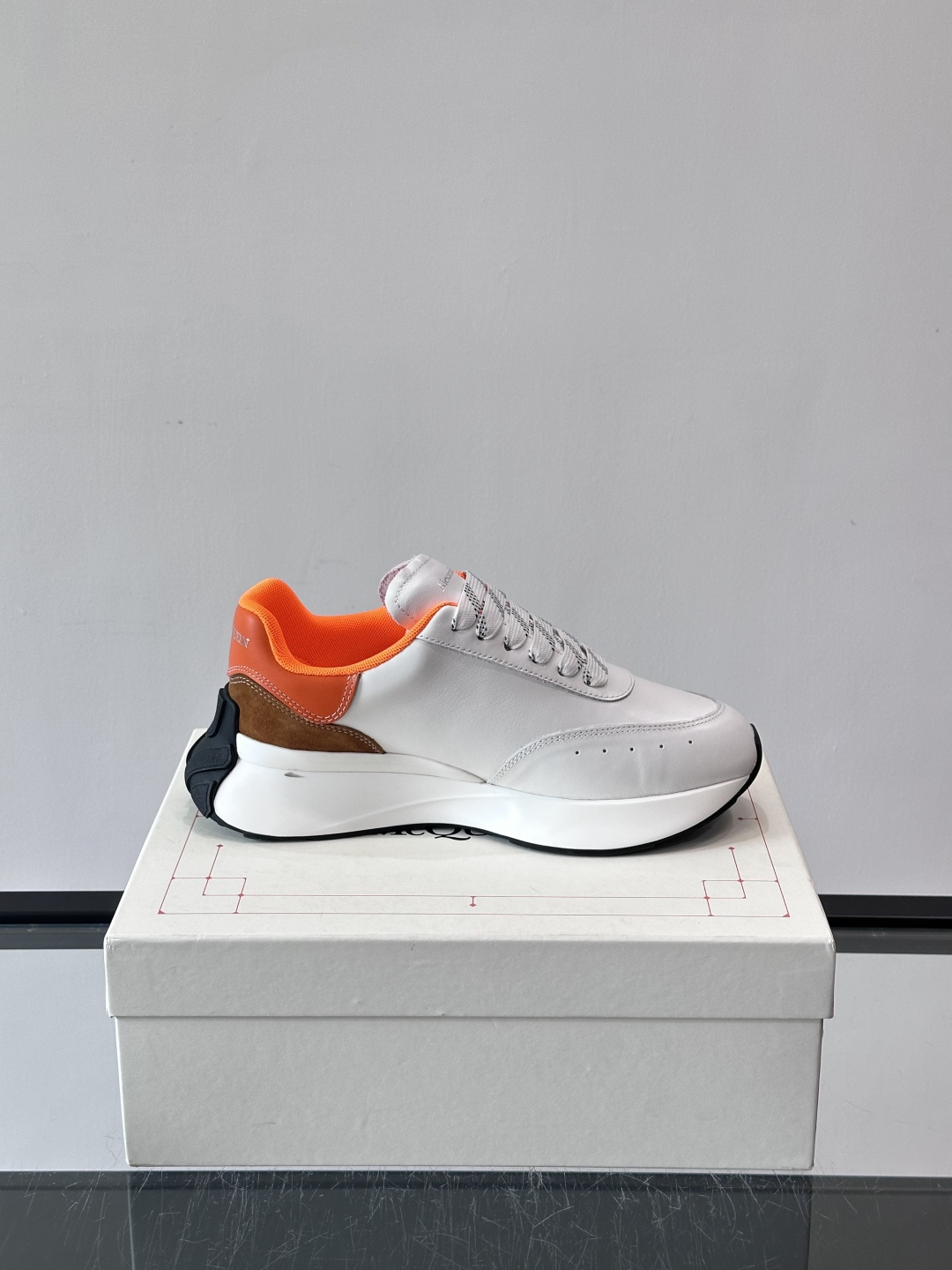 𝐀𝐥𝐞𝐱𝐚𝐧𝐝𝐞𝐫 𝐌𝐜𝐐𝐔𝐄𝐄𝐍亚历山麦昆情侣款‼️ 休闲鞋👟。终极版本 随意PK柜货 麦昆这鞋款一出