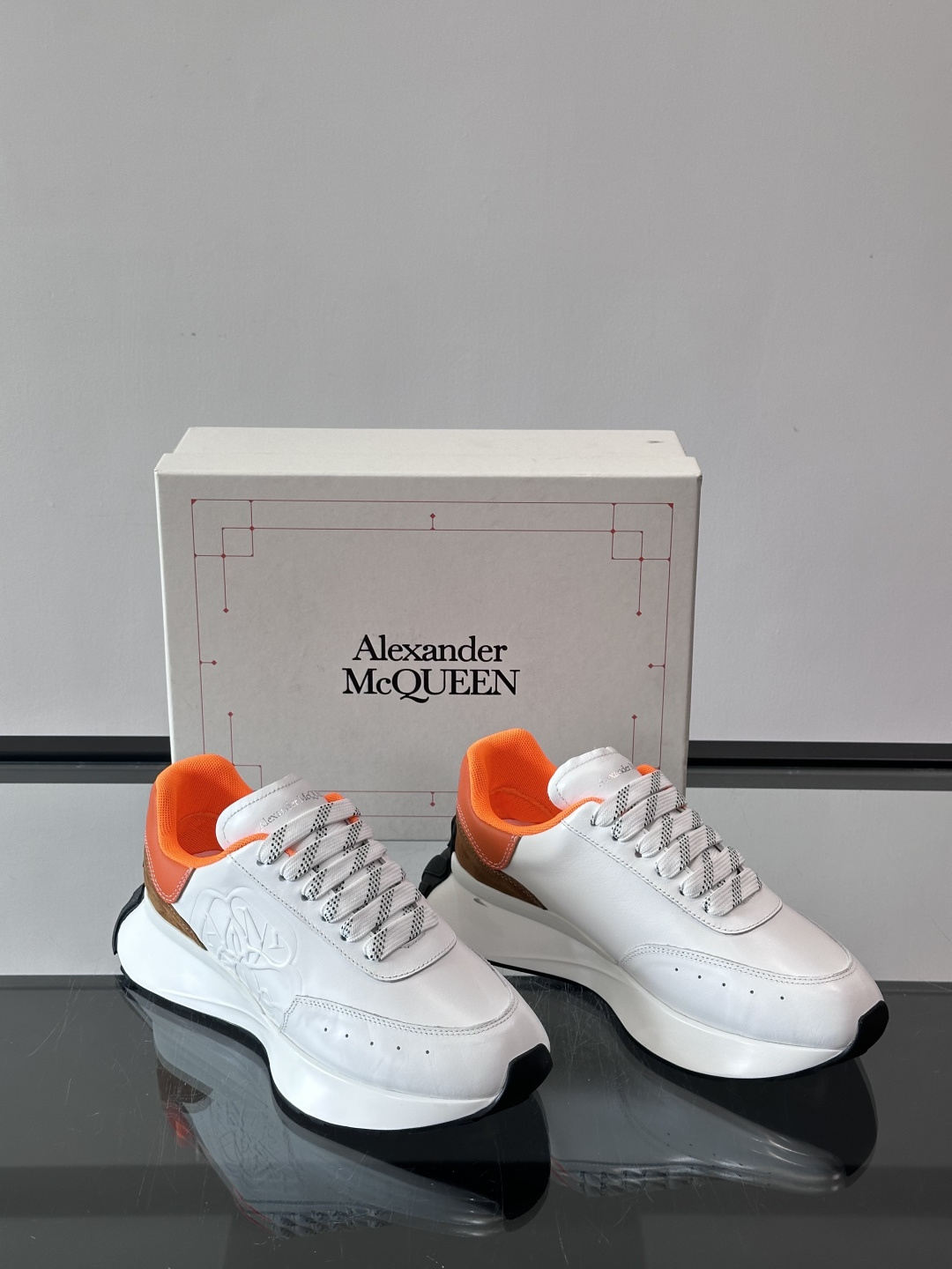 𝐀𝐥𝐞𝐱𝐚𝐧𝐝𝐞𝐫 𝐌𝐜𝐐𝐔𝐄𝐄𝐍亚历山麦昆情侣款‼️ 休闲鞋👟。终极版本 随意PK柜货 麦昆这鞋款一出