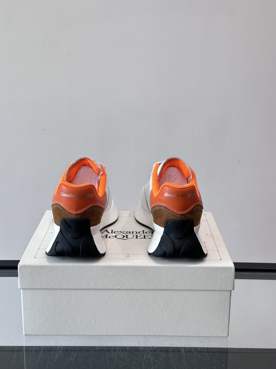 𝐀𝐥𝐞𝐱𝐚𝐧𝐝𝐞𝐫 𝐌𝐜𝐐𝐔𝐄𝐄𝐍亚历山麦昆情侣款‼️ 休闲鞋👟。终极版本 随意PK柜货 麦昆这鞋款一出