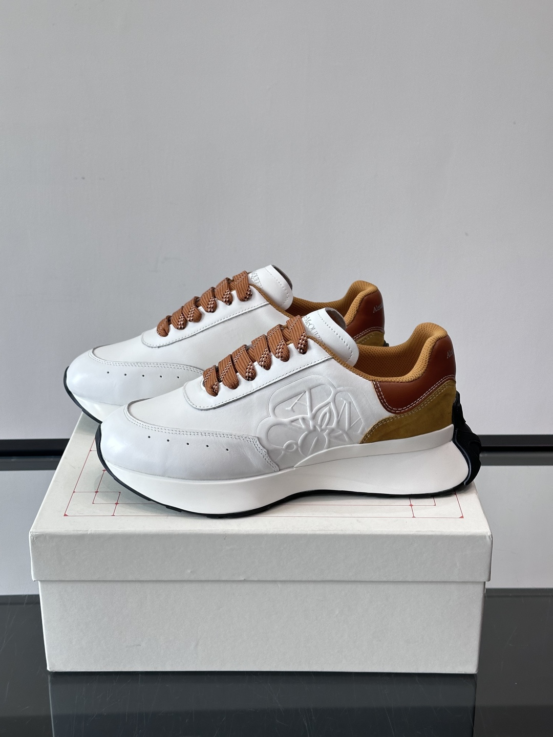 𝐀𝐥𝐞𝐱𝐚𝐧𝐝𝐞𝐫 𝐌𝐜𝐐𝐔𝐄𝐄𝐍亚历山麦昆情侣款‼️ 休闲鞋👟。终极版本 随意PK柜货 麦昆这鞋款一出