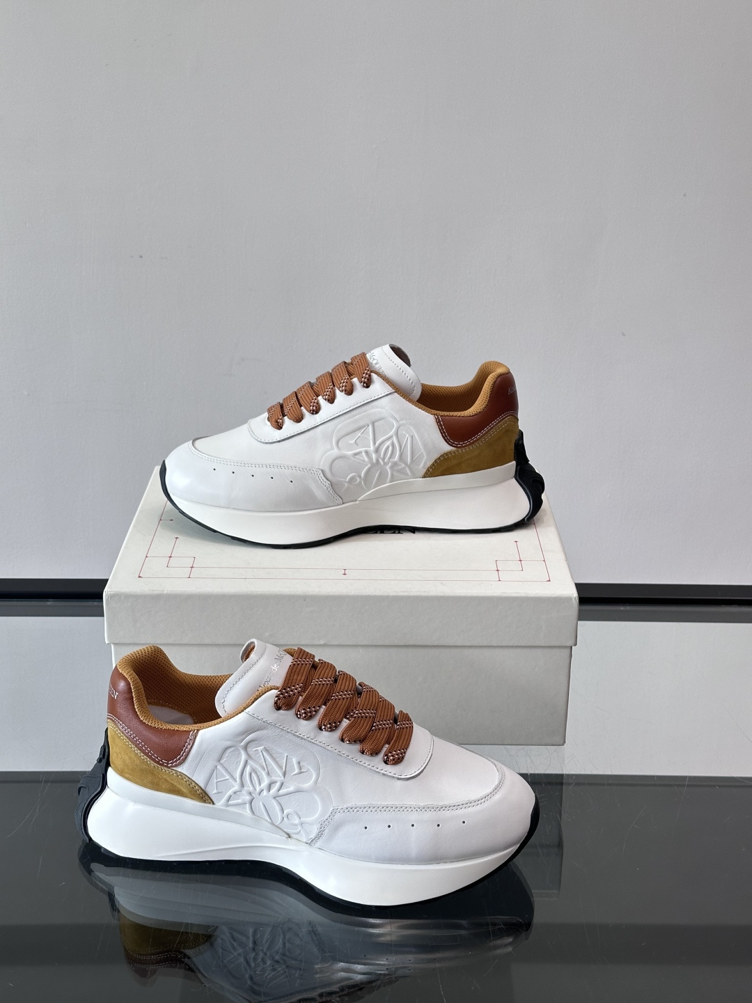 𝐀𝐥𝐞𝐱𝐚𝐧𝐝𝐞𝐫 𝐌𝐜𝐐𝐔𝐄𝐄𝐍亚历山麦昆情侣款‼️ 休闲鞋👟。终极版本 随意PK柜货 麦昆这鞋款一出