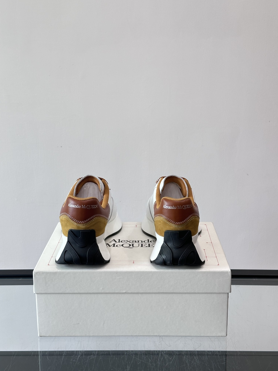 𝐀𝐥𝐞𝐱𝐚𝐧𝐝𝐞𝐫 𝐌𝐜𝐐𝐔𝐄𝐄𝐍亚历山麦昆情侣款‼️ 休闲鞋👟。终极版本 随意PK柜货 麦昆这鞋款一出