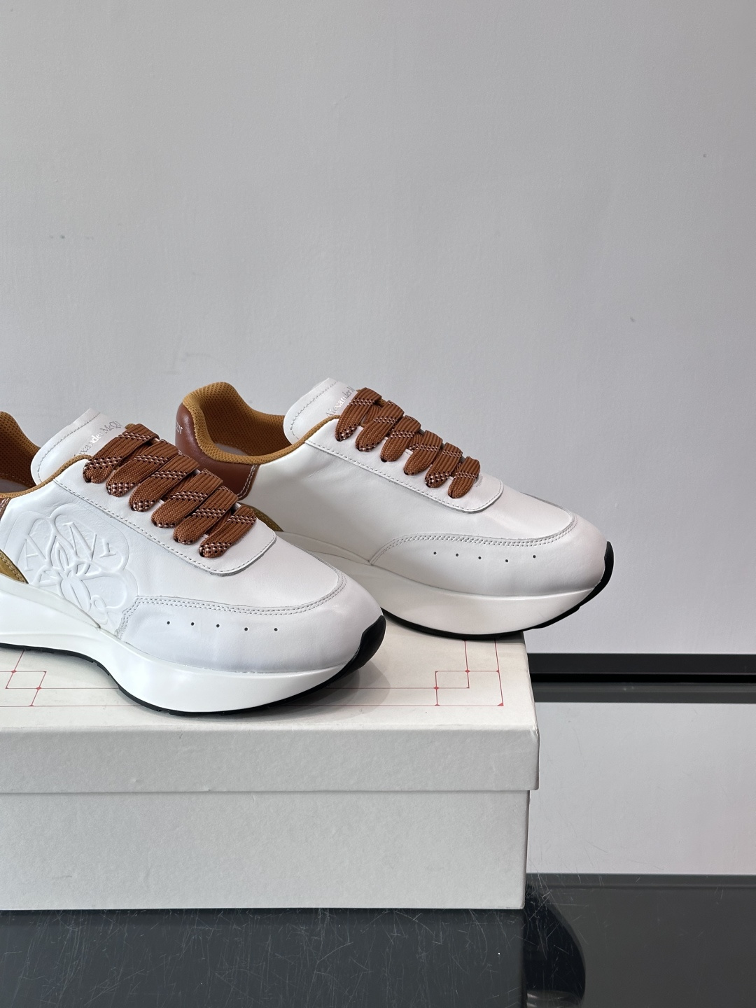 𝐀𝐥𝐞𝐱𝐚𝐧𝐝𝐞𝐫 𝐌𝐜𝐐𝐔𝐄𝐄𝐍亚历山麦昆情侣款‼️ 休闲鞋👟。终极版本 随意PK柜货 麦昆这鞋款一出