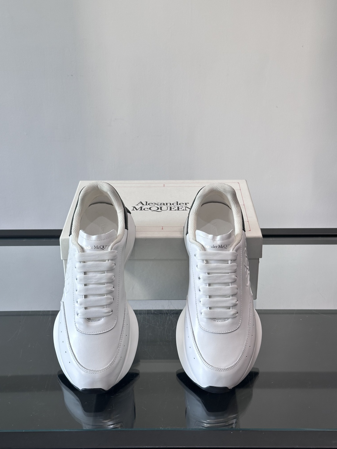 𝐀𝐥𝐞𝐱𝐚𝐧𝐝𝐞𝐫 𝐌𝐜𝐐𝐔𝐄𝐄𝐍亚历山麦昆情侣款‼️ 休闲鞋👟。终极版本 随意PK柜货 麦昆这鞋款一出