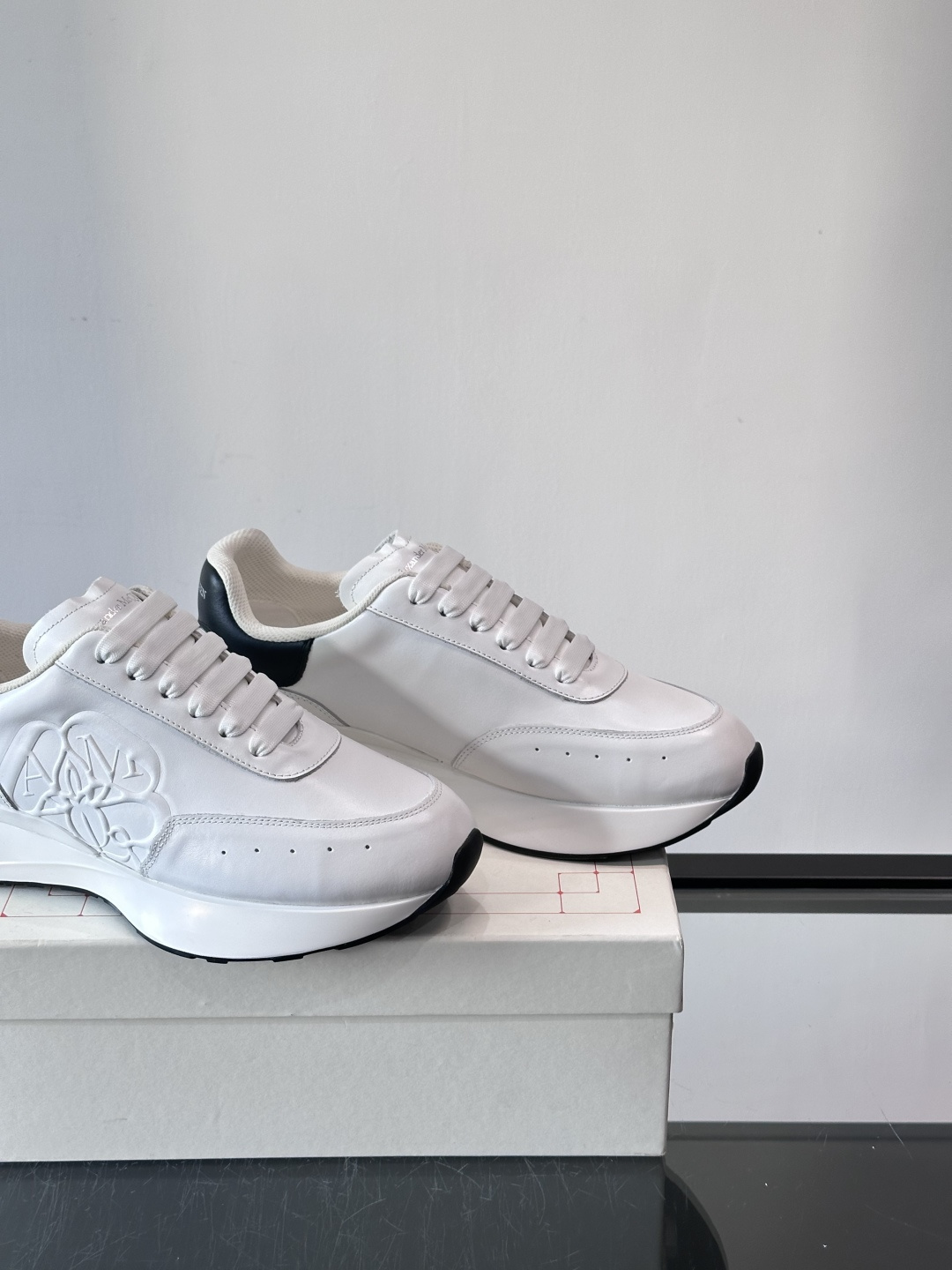 𝐀𝐥𝐞𝐱𝐚𝐧𝐝𝐞𝐫 𝐌𝐜𝐐𝐔𝐄𝐄𝐍亚历山麦昆情侣款‼️ 休闲鞋👟。终极版本 随意PK柜货 麦昆这鞋款一出