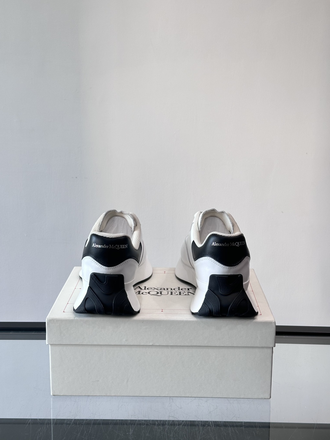 𝐀𝐥𝐞𝐱𝐚𝐧𝐝𝐞𝐫 𝐌𝐜𝐐𝐔𝐄𝐄𝐍亚历山麦昆情侣款‼️ 休闲鞋👟。终极版本 随意PK柜货 麦昆这鞋款一出