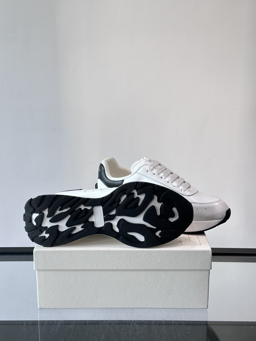 𝐀𝐥𝐞𝐱𝐚𝐧𝐝𝐞𝐫 𝐌𝐜𝐐𝐔𝐄𝐄𝐍亚历山麦昆情侣款‼️ 休闲鞋👟。终极版本 随意PK柜货 麦昆这鞋款一出