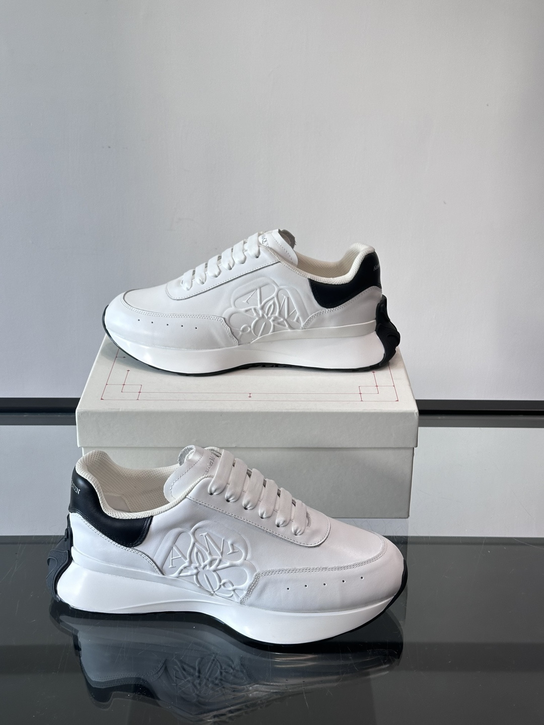 𝐀𝐥𝐞𝐱𝐚𝐧𝐝𝐞𝐫 𝐌𝐜𝐐𝐔𝐄𝐄𝐍亚历山麦昆情侣款‼️ 休闲鞋👟。终极版本 随意PK柜货 麦昆这鞋款一出