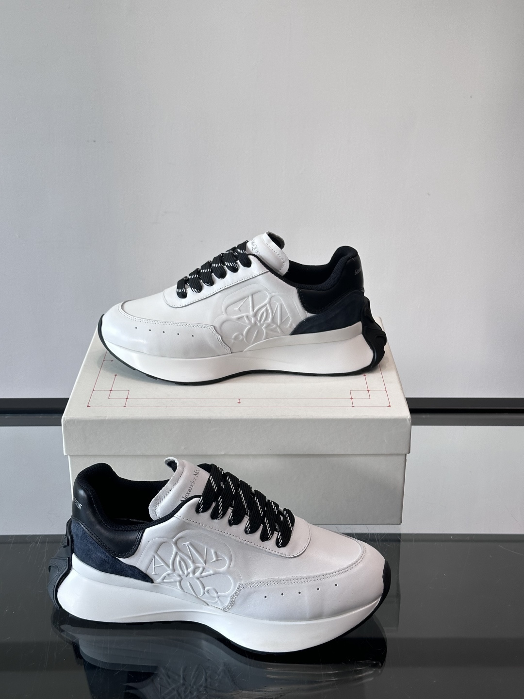 𝐀𝐥𝐞𝐱𝐚𝐧𝐝𝐞𝐫 𝐌𝐜𝐐𝐔𝐄𝐄𝐍亚历山麦昆情侣款‼️ 休闲鞋👟。终极版本 随意PK柜货 麦昆这鞋款一出