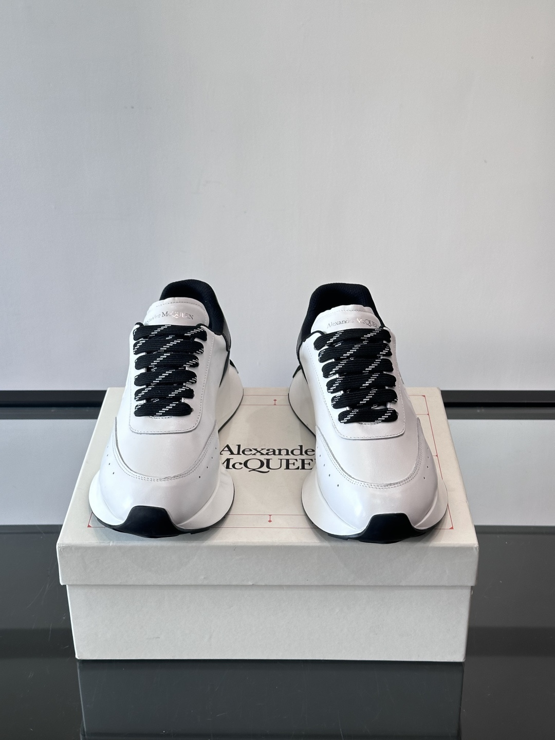 𝐀𝐥𝐞𝐱𝐚𝐧𝐝𝐞𝐫 𝐌𝐜𝐐𝐔𝐄𝐄𝐍亚历山麦昆情侣款‼️ 休闲鞋👟。终极版本 随意PK柜货 麦昆这鞋款一出