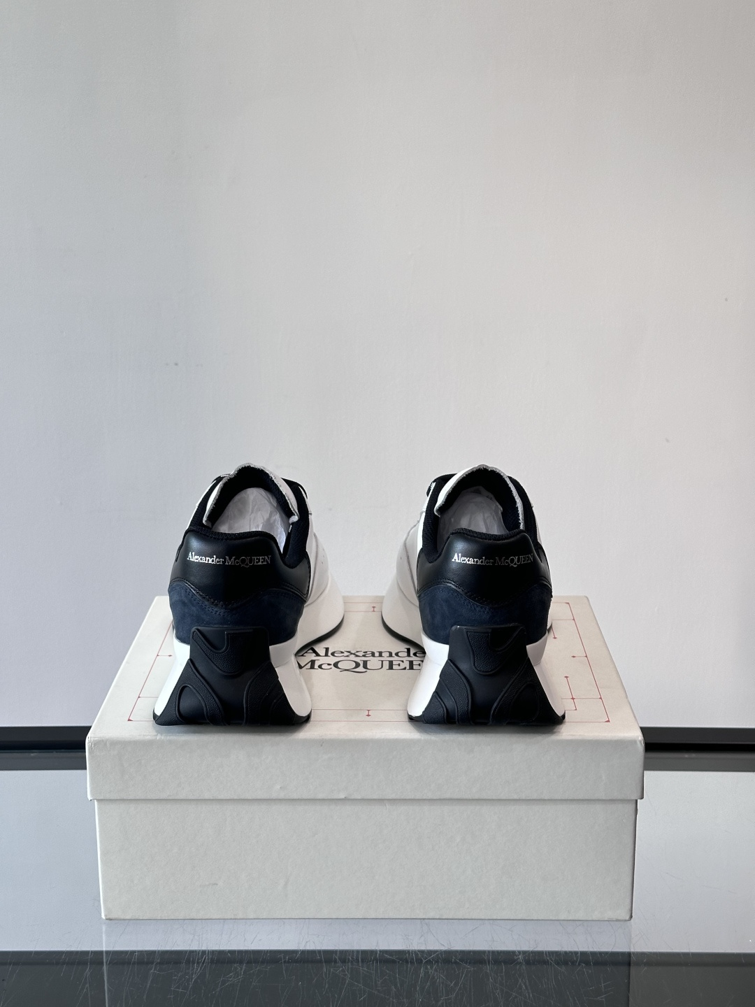 𝐀𝐥𝐞𝐱𝐚𝐧𝐝𝐞𝐫 𝐌𝐜𝐐𝐔𝐄𝐄𝐍亚历山麦昆情侣款‼️ 休闲鞋👟。终极版本 随意PK柜货 麦昆这鞋款一出