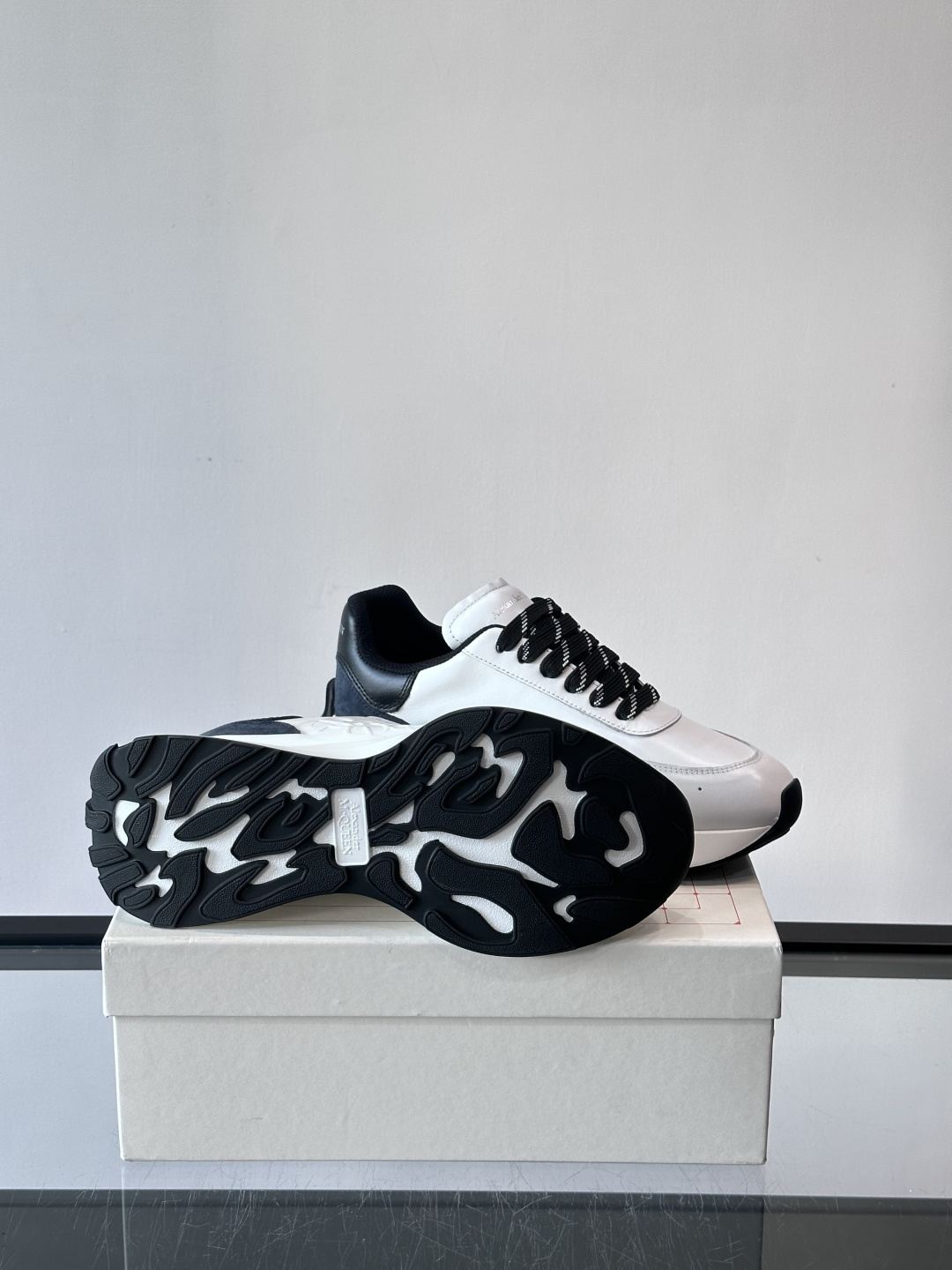 𝐀𝐥𝐞𝐱𝐚𝐧𝐝𝐞𝐫 𝐌𝐜𝐐𝐔𝐄𝐄𝐍亚历山麦昆情侣款‼️ 休闲鞋👟。终极版本 随意PK柜货 麦昆这鞋款一出