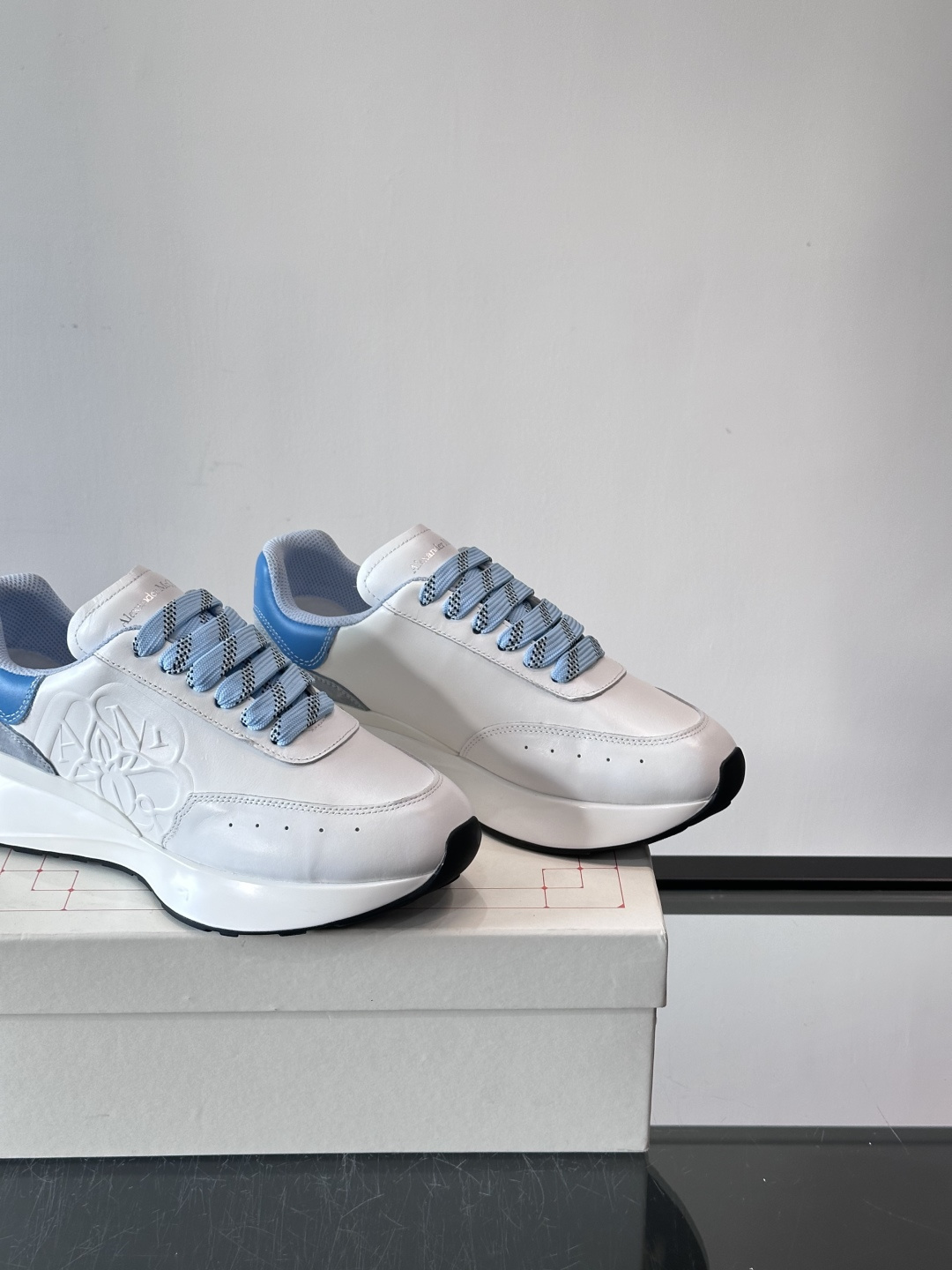 𝐀𝐥𝐞𝐱𝐚𝐧𝐝𝐞𝐫 𝐌𝐜𝐐𝐔𝐄𝐄𝐍亚历山麦昆情侣款‼️ 休闲鞋👟。终极版本 随意PK柜货 麦昆这鞋款一出