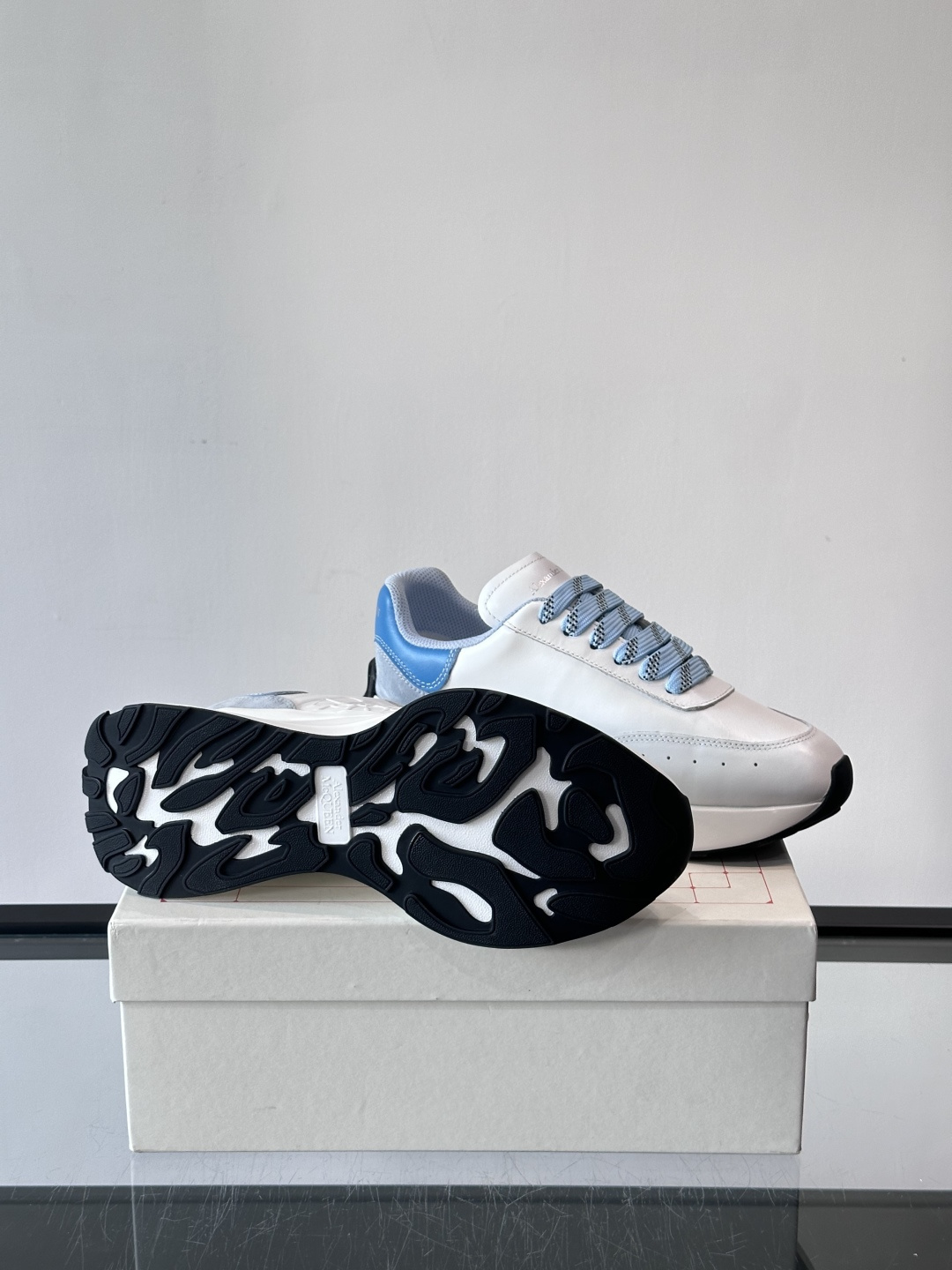 𝐀𝐥𝐞𝐱𝐚𝐧𝐝𝐞𝐫 𝐌𝐜𝐐𝐔𝐄𝐄𝐍亚历山麦昆情侣款‼️ 休闲鞋👟。终极版本 随意PK柜货 麦昆这鞋款一出