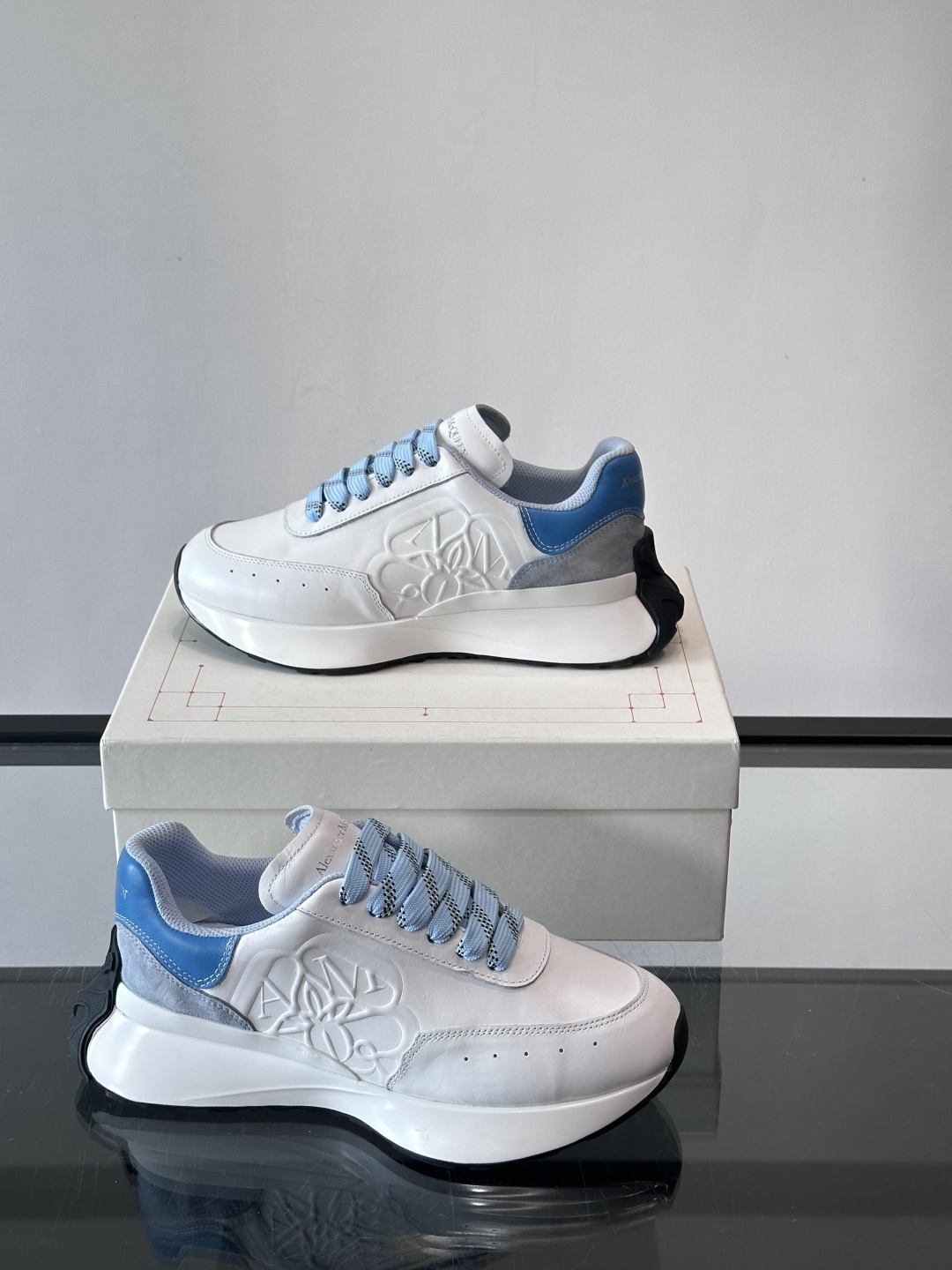 𝐀𝐥𝐞𝐱𝐚𝐧𝐝𝐞𝐫 𝐌𝐜𝐐𝐔𝐄𝐄𝐍亚历山麦昆情侣款‼️ 休闲鞋👟。终极版本 随意PK柜货 麦昆这鞋款一出