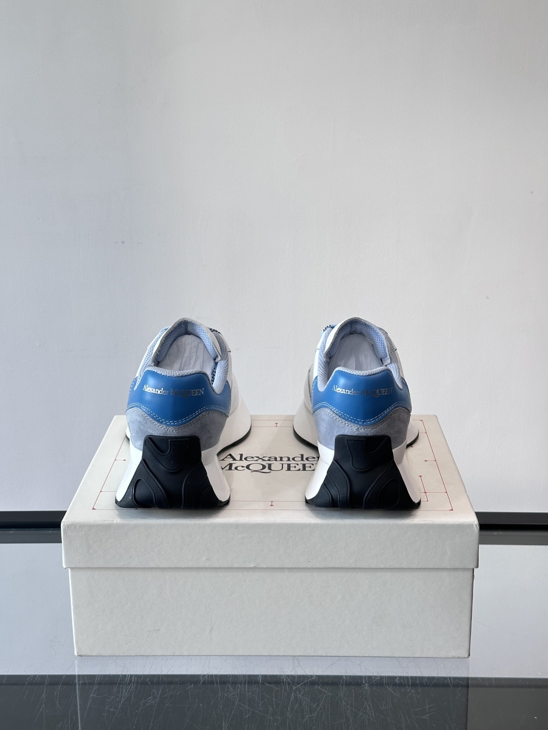 𝐀𝐥𝐞𝐱𝐚𝐧𝐝𝐞𝐫 𝐌𝐜𝐐𝐔𝐄𝐄𝐍亚历山麦昆情侣款‼️ 休闲鞋👟。终极版本 随意PK柜货 麦昆这鞋款一出