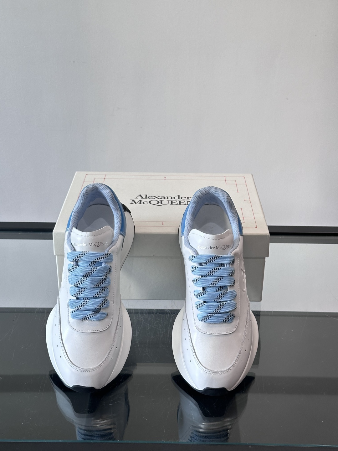 𝐀𝐥𝐞𝐱𝐚𝐧𝐝𝐞𝐫 𝐌𝐜𝐐𝐔𝐄𝐄𝐍亚历山麦昆情侣款‼️ 休闲鞋👟。终极版本 随意PK柜货 麦昆这鞋款一出