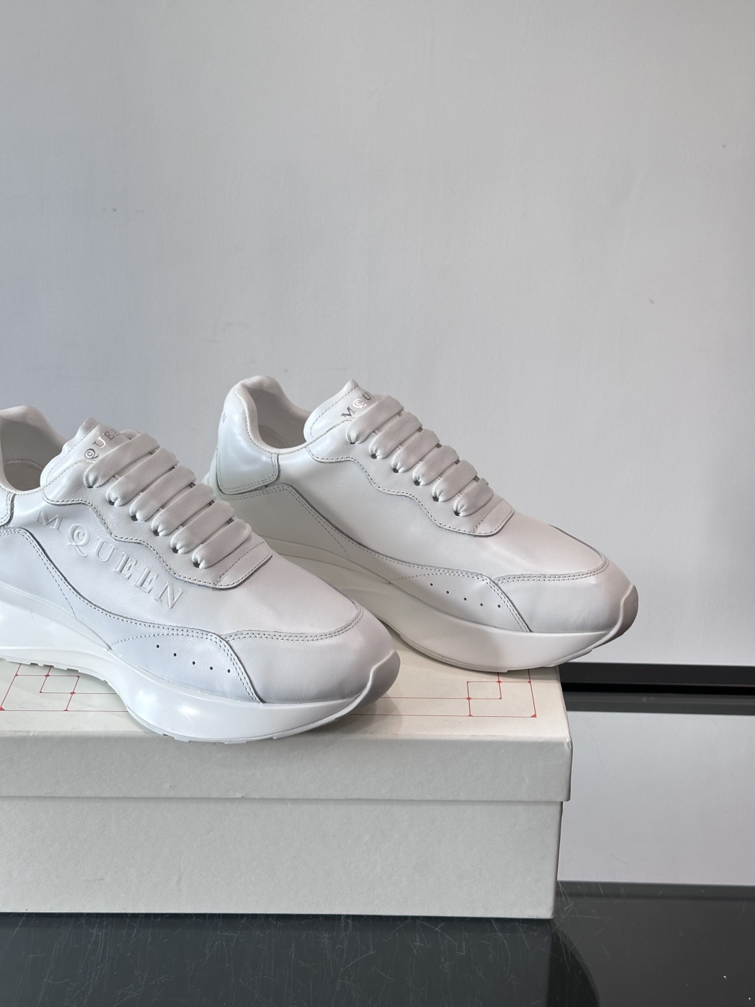 𝐀𝐥𝐞𝐱𝐚𝐧𝐝𝐞𝐫 𝐌𝐜𝐐𝐔𝐄𝐄𝐍亚历山麦昆情侣款‼️ 休闲鞋👟。终极版本 随意PK柜货 麦昆这鞋款一出