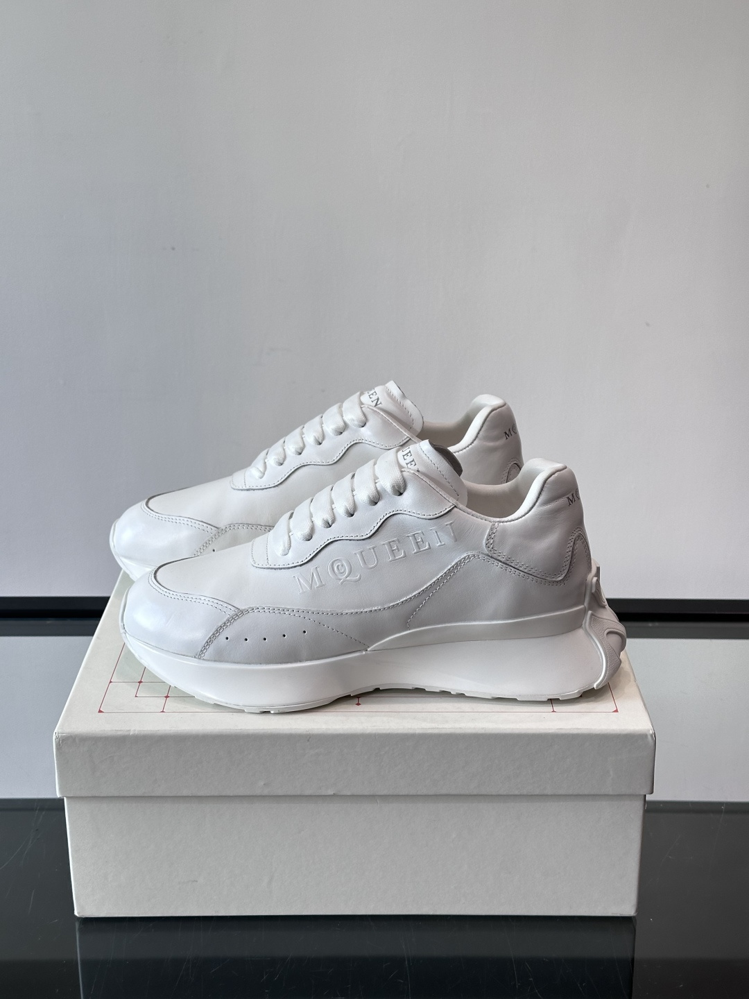 𝐀𝐥𝐞𝐱𝐚𝐧𝐝𝐞𝐫 𝐌𝐜𝐐𝐔𝐄𝐄𝐍亚历山麦昆情侣款‼️ 休闲鞋👟。终极版本 随意PK柜货 麦昆这鞋款一出