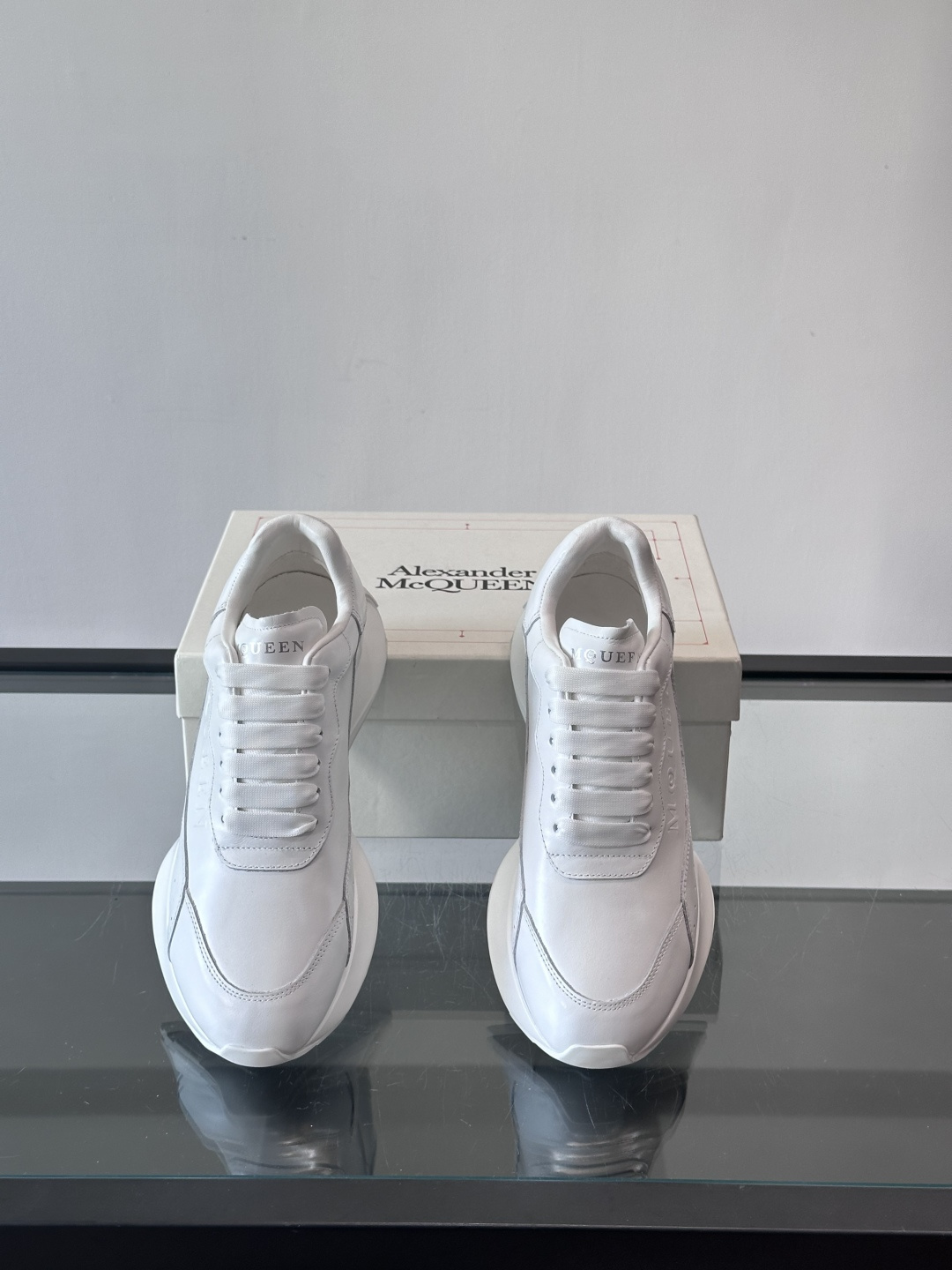 𝐀𝐥𝐞𝐱𝐚𝐧𝐝𝐞𝐫 𝐌𝐜𝐐𝐔𝐄𝐄𝐍亚历山麦昆情侣款‼️ 休闲鞋👟。终极版本 随意PK柜货 麦昆这鞋款一出