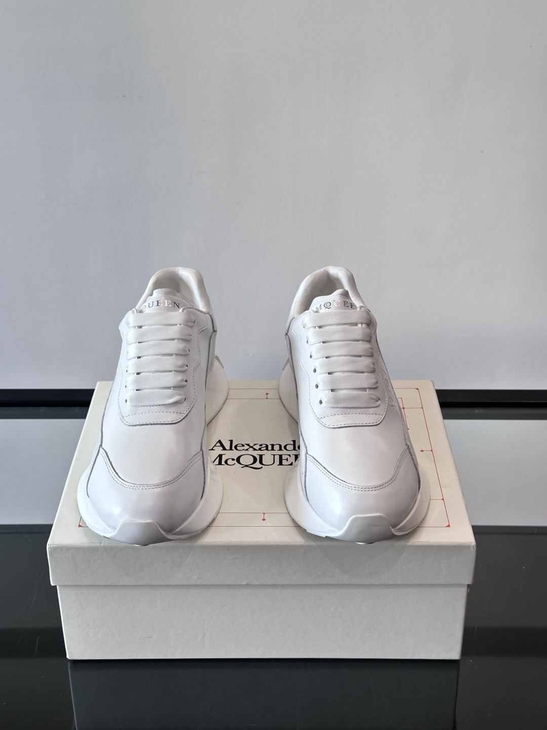 𝐀𝐥𝐞𝐱𝐚𝐧𝐝𝐞𝐫 𝐌𝐜𝐐𝐔𝐄𝐄𝐍亚历山麦昆情侣款‼️ 休闲鞋👟。终极版本 随意PK柜货 麦昆这鞋款一出