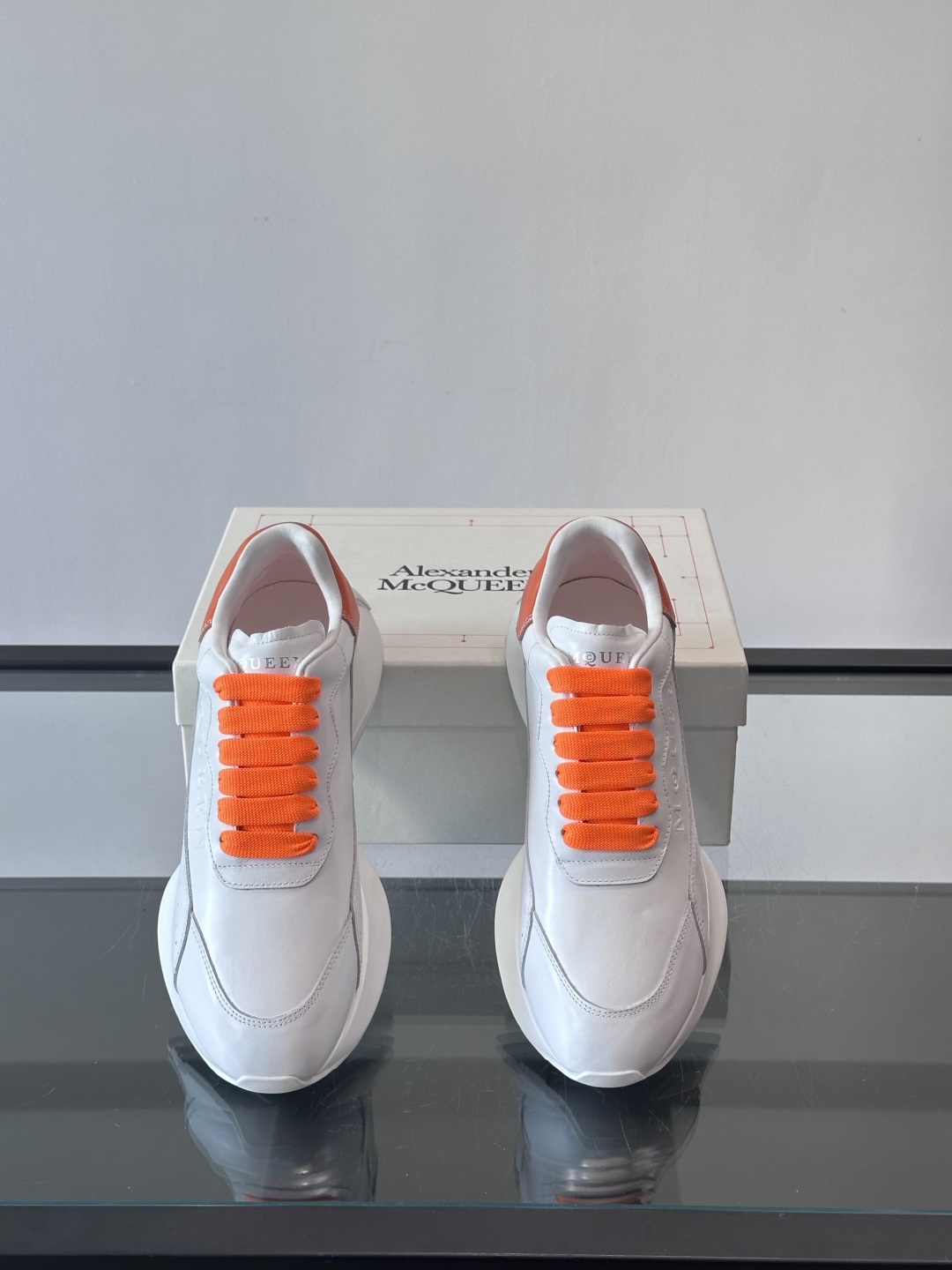 𝐀𝐥𝐞𝐱𝐚𝐧𝐝𝐞𝐫 𝐌𝐜𝐐𝐔𝐄𝐄𝐍亚历山麦昆情侣款‼️ 休闲鞋👟。终极版本 随意PK柜货 麦昆这鞋款一出