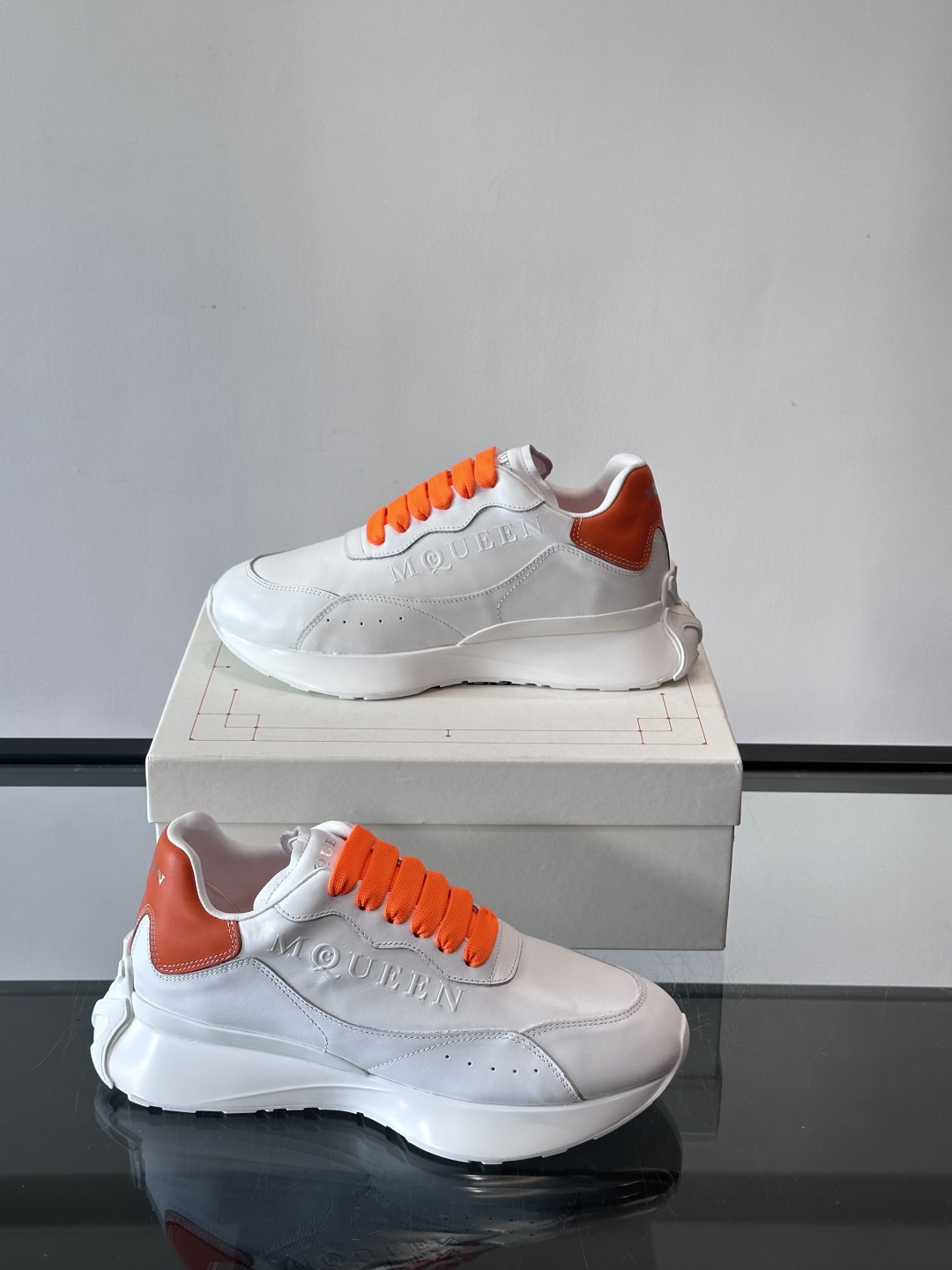 𝐀𝐥𝐞𝐱𝐚𝐧𝐝𝐞𝐫 𝐌𝐜𝐐𝐔𝐄𝐄𝐍亚历山麦昆情侣款‼️ 休闲鞋👟。终极版本 随意PK柜货 麦昆这鞋款一出