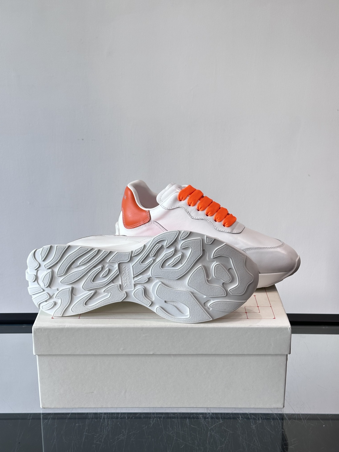 𝐀𝐥𝐞𝐱𝐚𝐧𝐝𝐞𝐫 𝐌𝐜𝐐𝐔𝐄𝐄𝐍亚历山麦昆情侣款‼️ 休闲鞋👟。终极版本 随意PK柜货 麦昆这鞋款一出