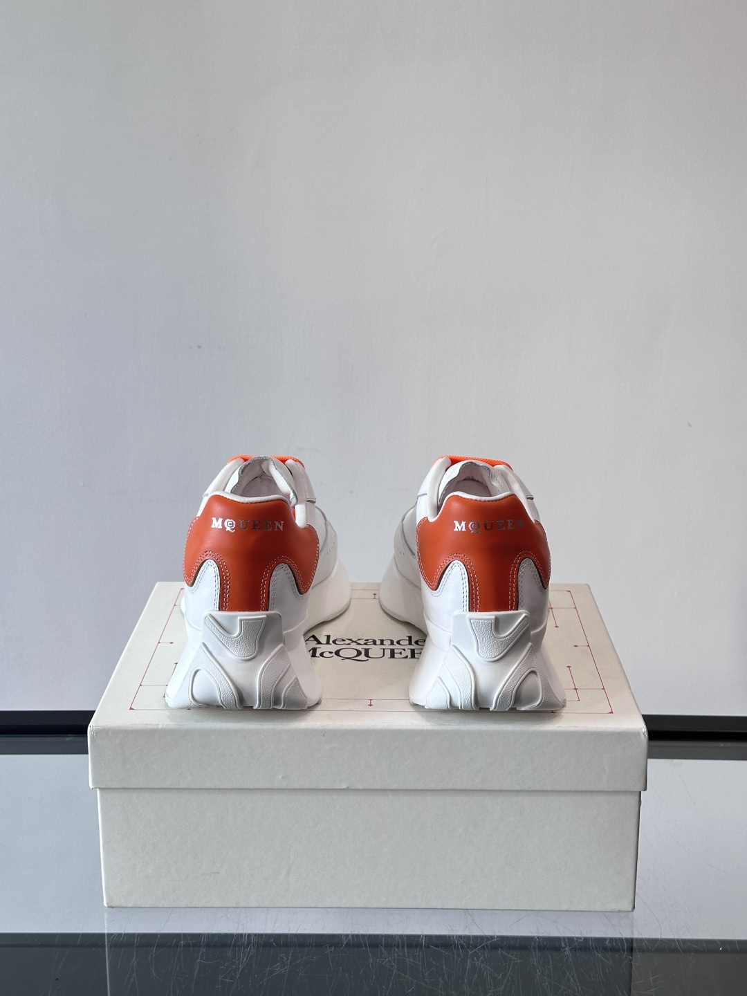 𝐀𝐥𝐞𝐱𝐚𝐧𝐝𝐞𝐫 𝐌𝐜𝐐𝐔𝐄𝐄𝐍亚历山麦昆情侣款‼️ 休闲鞋👟。终极版本 随意PK柜货 麦昆这鞋款一出