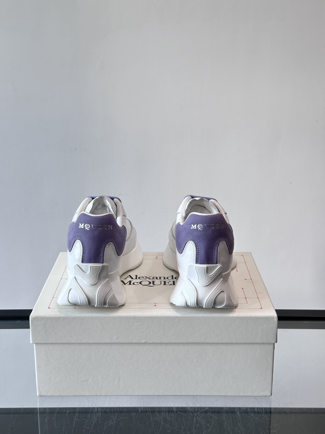 𝐀𝐥𝐞𝐱𝐚𝐧𝐝𝐞𝐫 𝐌𝐜𝐐𝐔𝐄𝐄𝐍亚历山麦昆情侣款‼️ 休闲鞋👟。终极版本 随意PK柜货 麦昆这鞋款一出