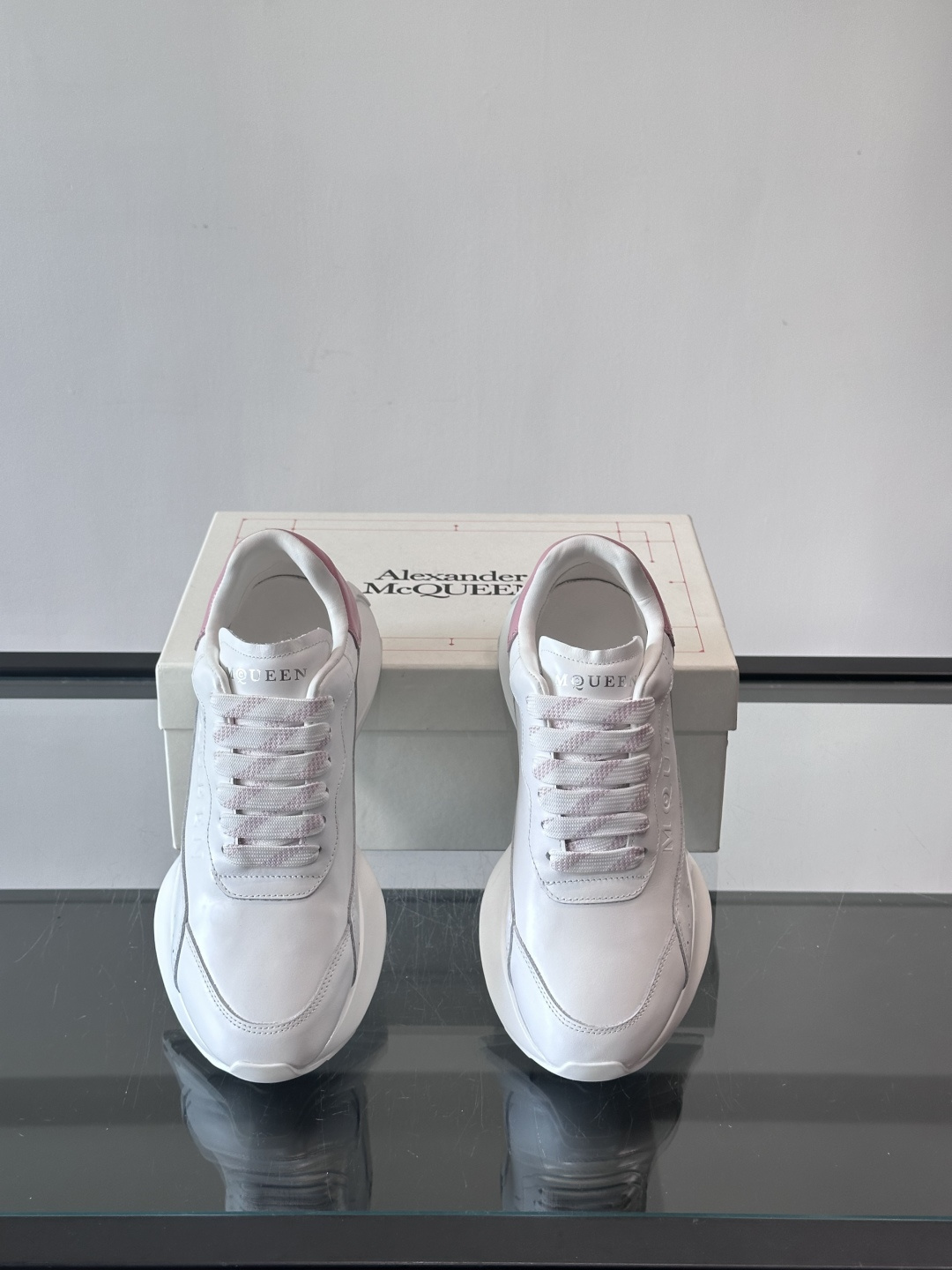 𝐀𝐥𝐞𝐱𝐚𝐧𝐝𝐞𝐫 𝐌𝐜𝐐𝐔𝐄𝐄𝐍亚历山麦昆情侣款‼️ 休闲鞋👟。终极版本 随意PK柜货 麦昆这鞋款一出