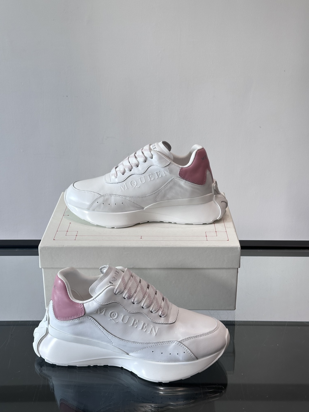 𝐀𝐥𝐞𝐱𝐚𝐧𝐝𝐞𝐫 𝐌𝐜𝐐𝐔𝐄𝐄𝐍亚历山麦昆情侣款‼️ 休闲鞋👟。终极版本 随意PK柜货 麦昆这鞋款一出