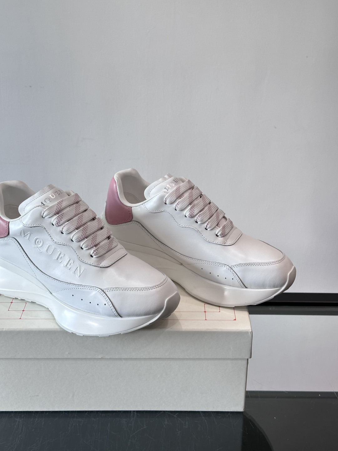 𝐀𝐥𝐞𝐱𝐚𝐧𝐝𝐞𝐫 𝐌𝐜𝐐𝐔𝐄𝐄𝐍亚历山麦昆情侣款‼️ 休闲鞋👟。终极版本 随意PK柜货 麦昆这鞋款一出