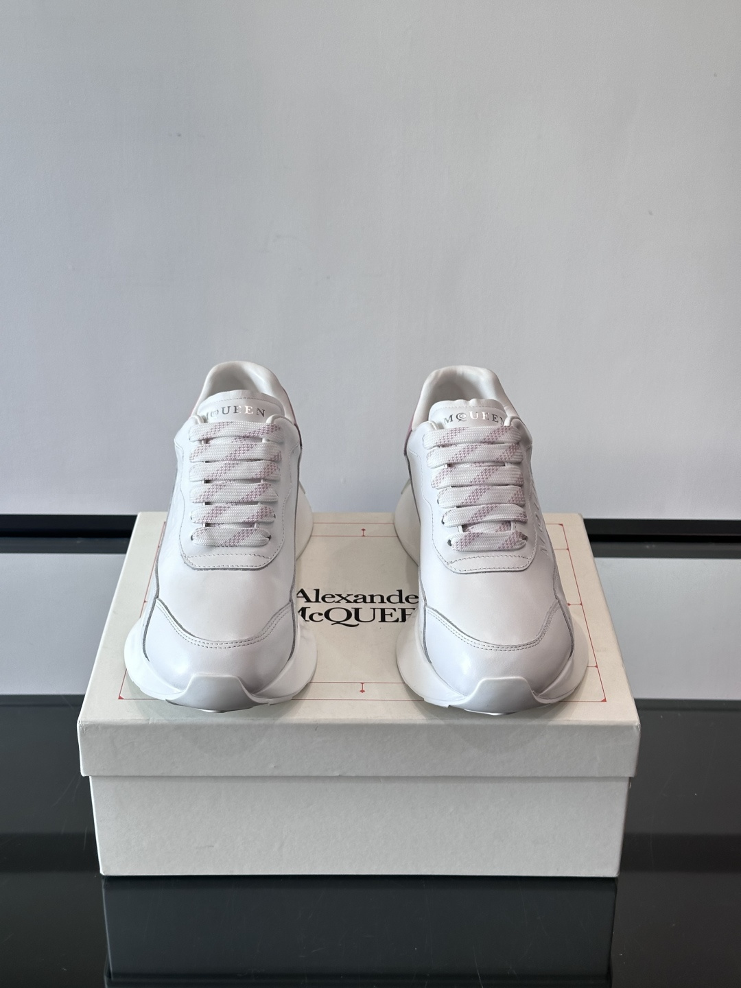 𝐀𝐥𝐞𝐱𝐚𝐧𝐝𝐞𝐫 𝐌𝐜𝐐𝐔𝐄𝐄𝐍亚历山麦昆情侣款‼️ 休闲鞋👟。终极版本 随意PK柜货 麦昆这鞋款一出