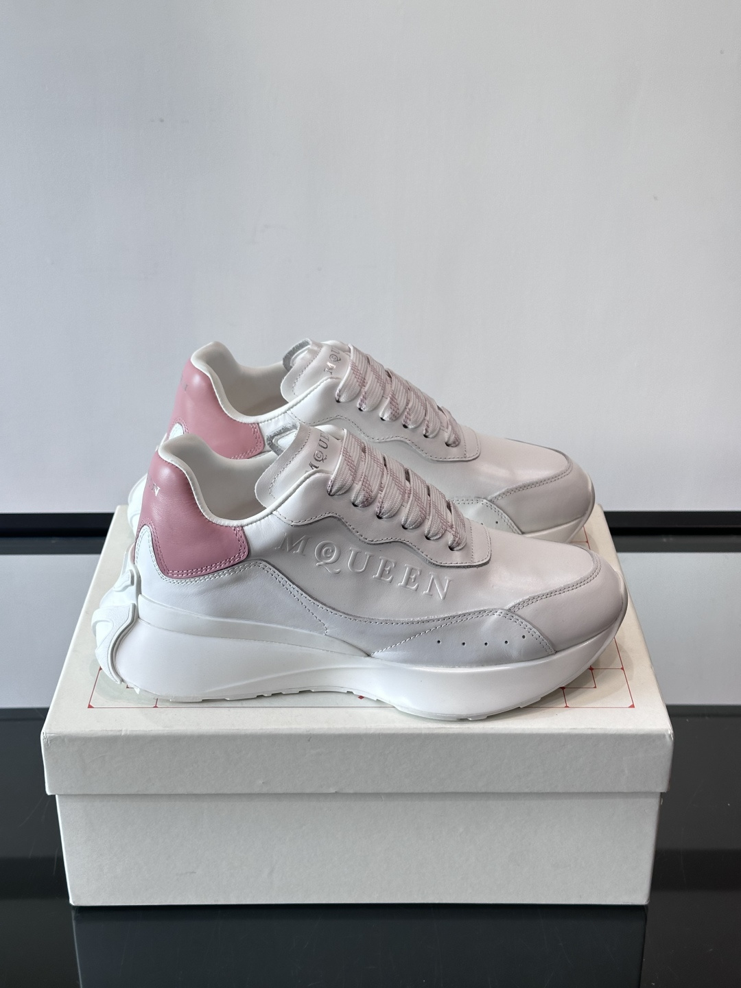 𝐀𝐥𝐞𝐱𝐚𝐧𝐝𝐞𝐫 𝐌𝐜𝐐𝐔𝐄𝐄𝐍亚历山麦昆情侣款‼️ 休闲鞋👟。终极版本 随意PK柜货 麦昆这鞋款一出