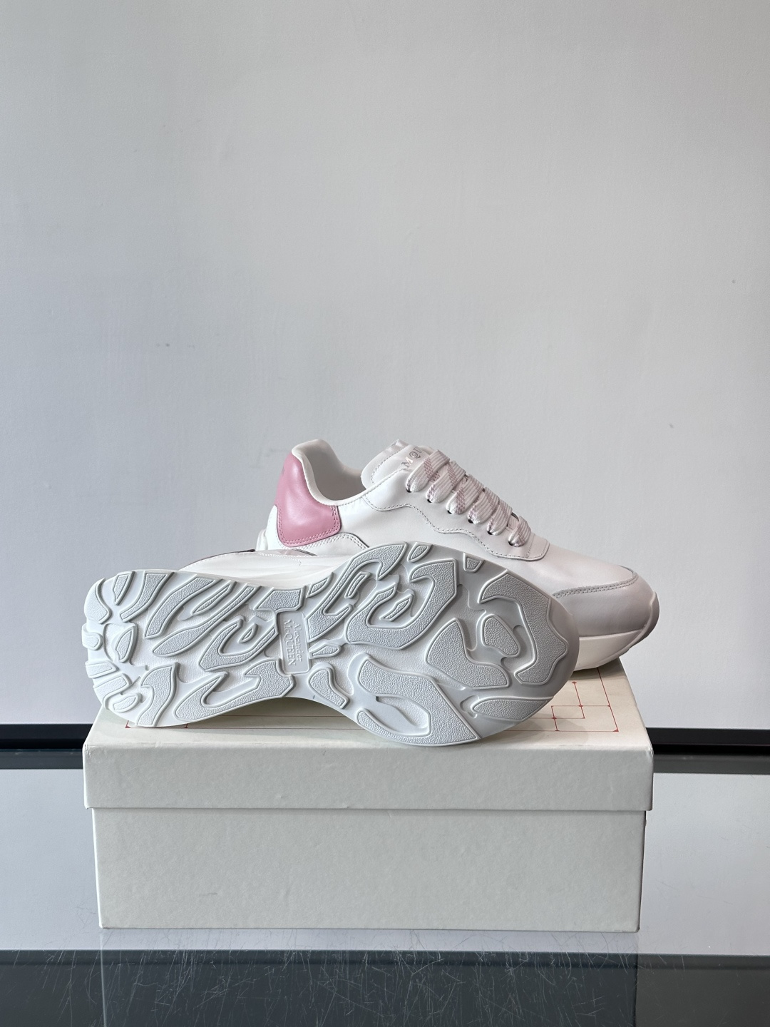 𝐀𝐥𝐞𝐱𝐚𝐧𝐝𝐞𝐫 𝐌𝐜𝐐𝐔𝐄𝐄𝐍亚历山麦昆情侣款‼️ 休闲鞋👟。终极版本 随意PK柜货 麦昆这鞋款一出