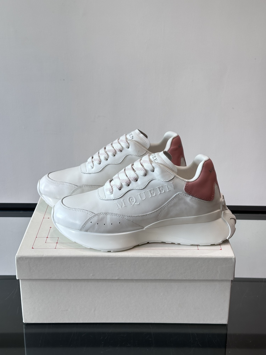 𝐀𝐥𝐞𝐱𝐚𝐧𝐝𝐞𝐫 𝐌𝐜𝐐𝐔𝐄𝐄𝐍亚历山麦昆情侣款‼️ 休闲鞋👟。终极版本 随意PK柜货 麦昆这鞋款一出