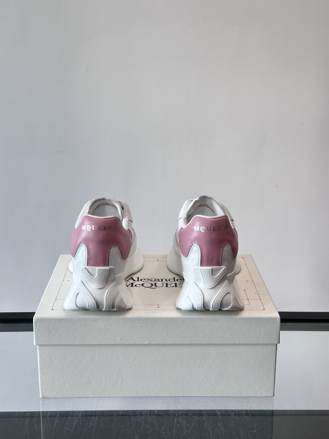 𝐀𝐥𝐞𝐱𝐚𝐧𝐝𝐞𝐫 𝐌𝐜𝐐𝐔𝐄𝐄𝐍亚历山麦昆情侣款‼️ 休闲鞋👟。终极版本 随意PK柜货 麦昆这鞋款一出