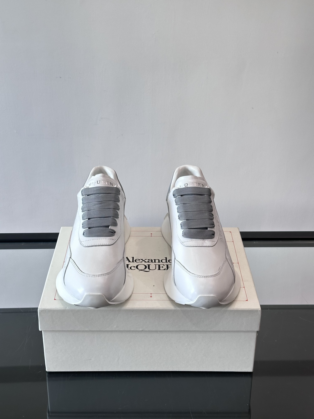 𝐀𝐥𝐞𝐱𝐚𝐧𝐝𝐞𝐫 𝐌𝐜𝐐𝐔𝐄𝐄𝐍亚历山麦昆情侣款‼️ 休闲鞋👟。终极版本 随意PK柜货 麦昆这鞋款一出